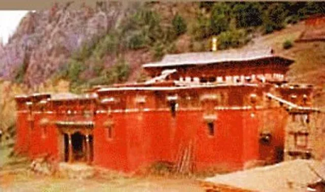 Bild: Tibetische Mönche fliehen aus dem uralten Karmagon Kloster in der Region Chamdo