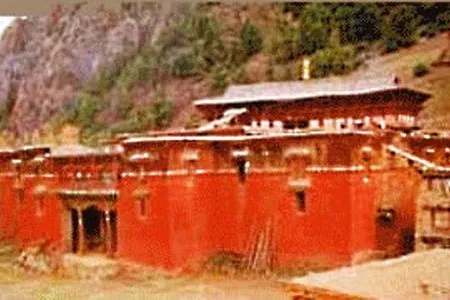 Bild: Tibetische Mönche fliehen aus dem uralten Karmagon Kloster in der Region Chamdo