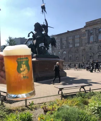 Bild: Start in die Sonderbier-Saison: Im Brauhaus GEORGBRAEU im Nikolaiviertel gibt’s das „Mai-Bock“ und Spargel