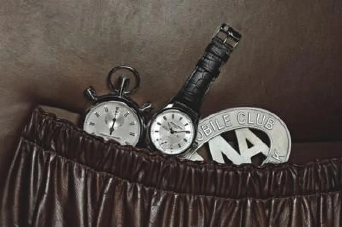 Zu gewinnen gibt es die Luxusuhr rechts im Bild!