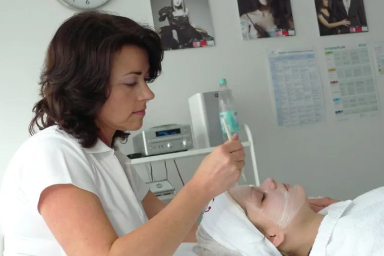 Bild: Teilzeitausbildung zur Kosmetikerin – Kosmetik, Kind und Kegel unter einem Hut