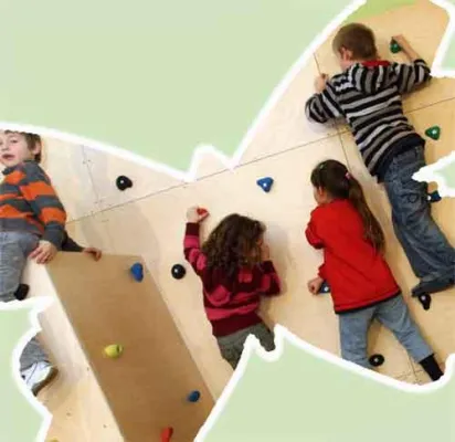 Bild: Purzelbäume auf der DIDACTA 2008 - Erhard Sport präsentiert Konzept für bewegungsorientierte KITAs