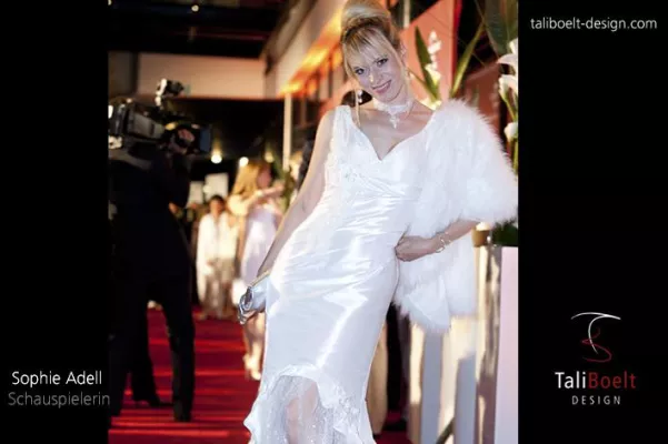 Bild: Schauspielerin Sophie Adell trägt TaliBoelt Design bei der Eröffnung des Courtyard Marriott Hotels München