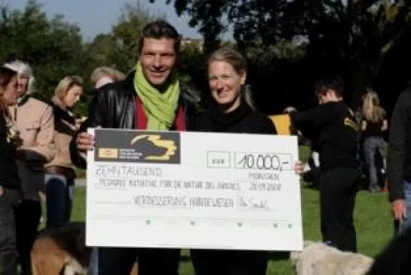 Bild: „Deutschland geht Gassi“ in München - 110 Hunde und Halter auf Gassi-Spaziergang mit Hardy Krüger jr.