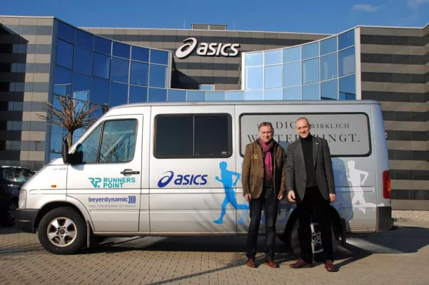 Bild: RUNNERS POINT mit neuem VanMan-Mobil sponsored by ASCIS - Altes Fahrzeug geht an Kinderdorf