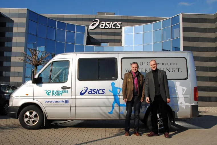Bild: RUNNERS POINT mit neuem VanMan-Mobil sponsored by ASCIS - Altes Fahrzeug geht an Kinderdorf