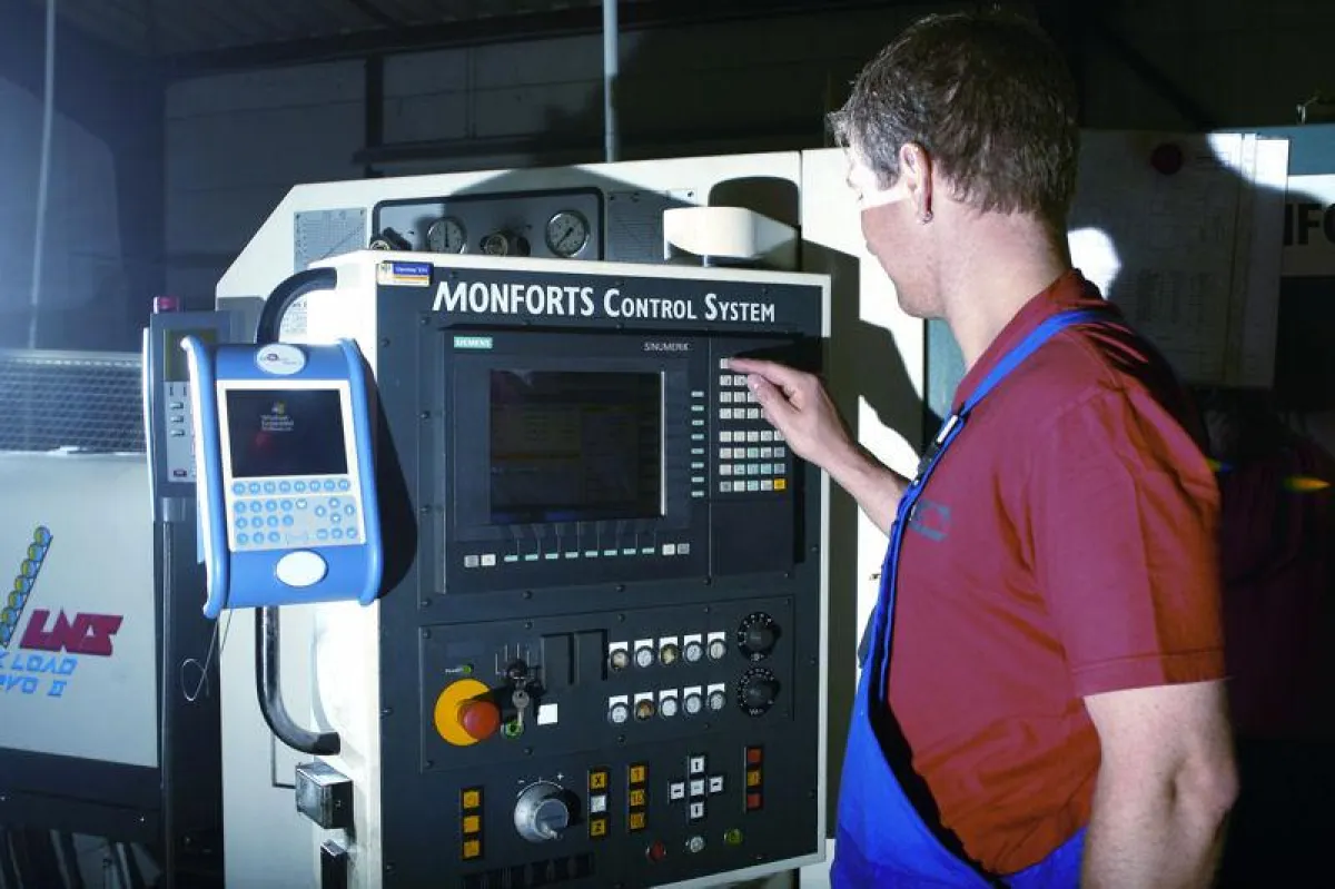 Moderne Hybrid IPCs in der Fertigung