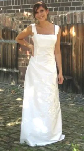 Bild: 09/09/09 – Designerin kreiert außergewöhnliches Brautkleid für den romantischsten Tag des Jahres
