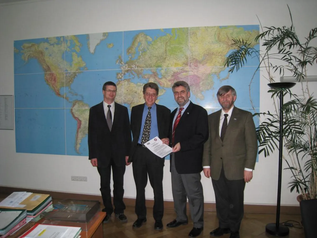 Bild (v.l.n.r.): Unterzeichnung des Kooperationsvertrages zwischen Hochschule Harz und Landschulheim Grovesmühle: Reimund Märkisch, Dr. Rolf Warnecke, Rektor Prof. Dr. Armin Willingmann und Dekan Prof