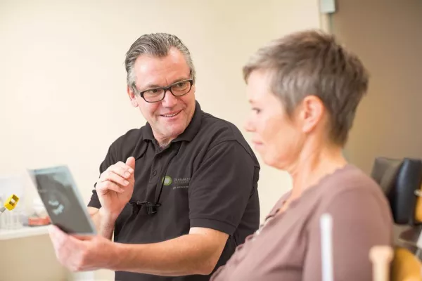 Bild: Beratungszeit beim Zahnarzt oft zu kurz: Kosten dürfen kein Tabuthema sein