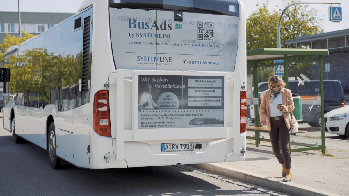 Linienbus mit digitaler BusAds Anzeige steht an einer Haltestelle (© Systemline GmbH)