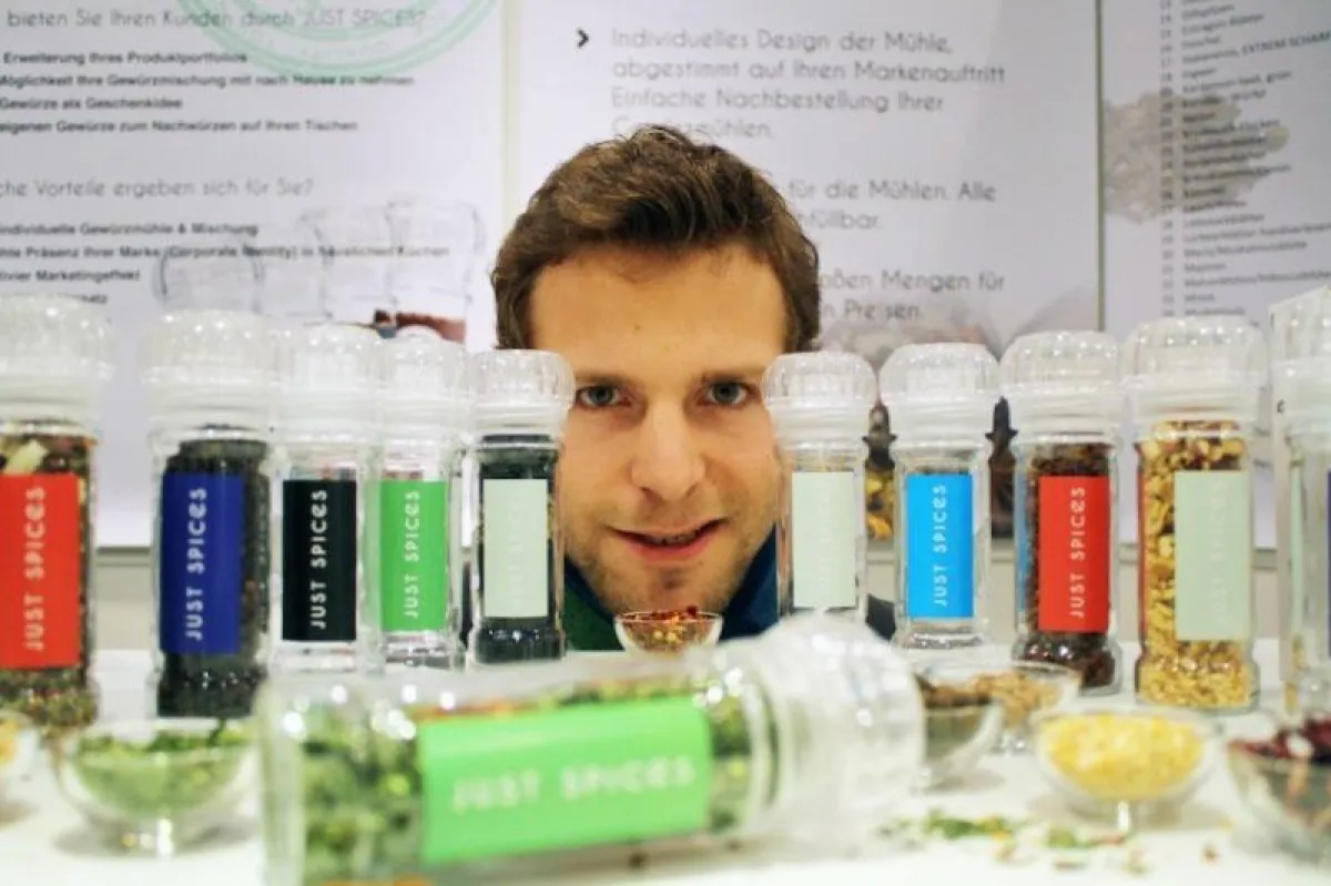 Gewürzspezialist und Gründer Florian Falk mit den individuellen Gewürzmühlen.