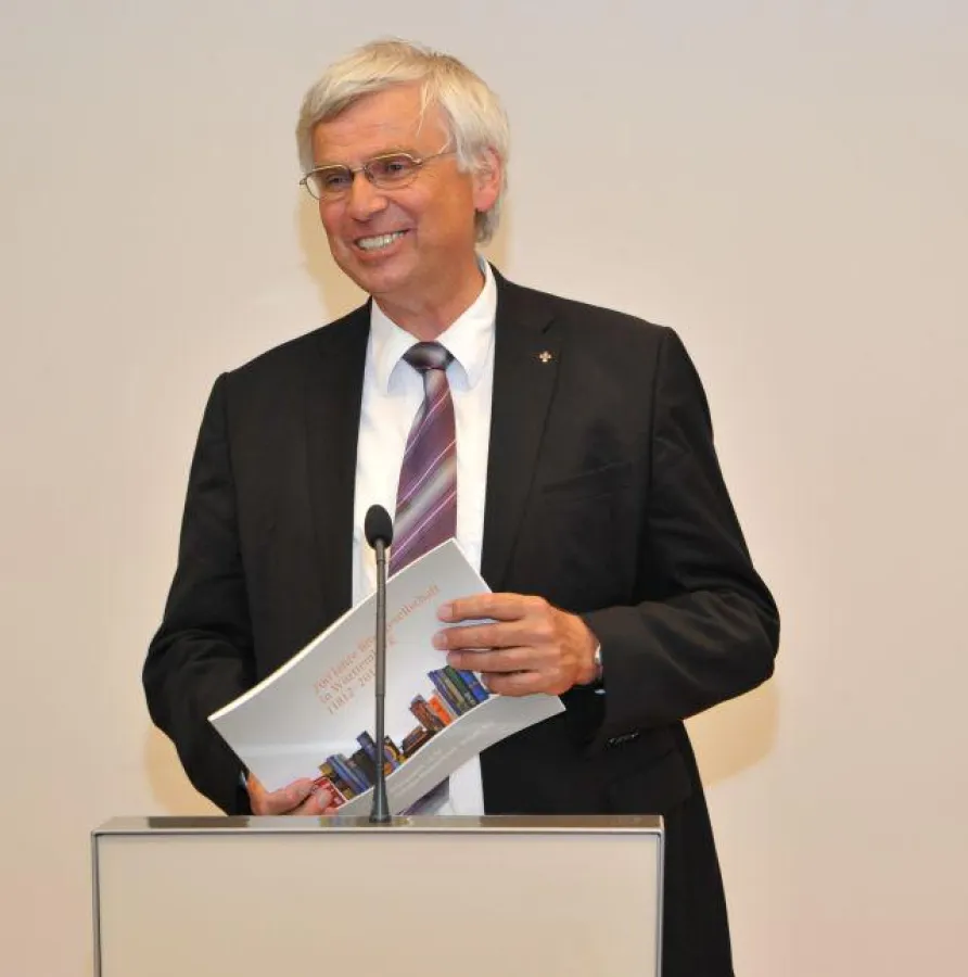 Dr. Johannes Friedrich mit Festschrift zum 200. Jubiläum. Bild: R. Veigel/DBG