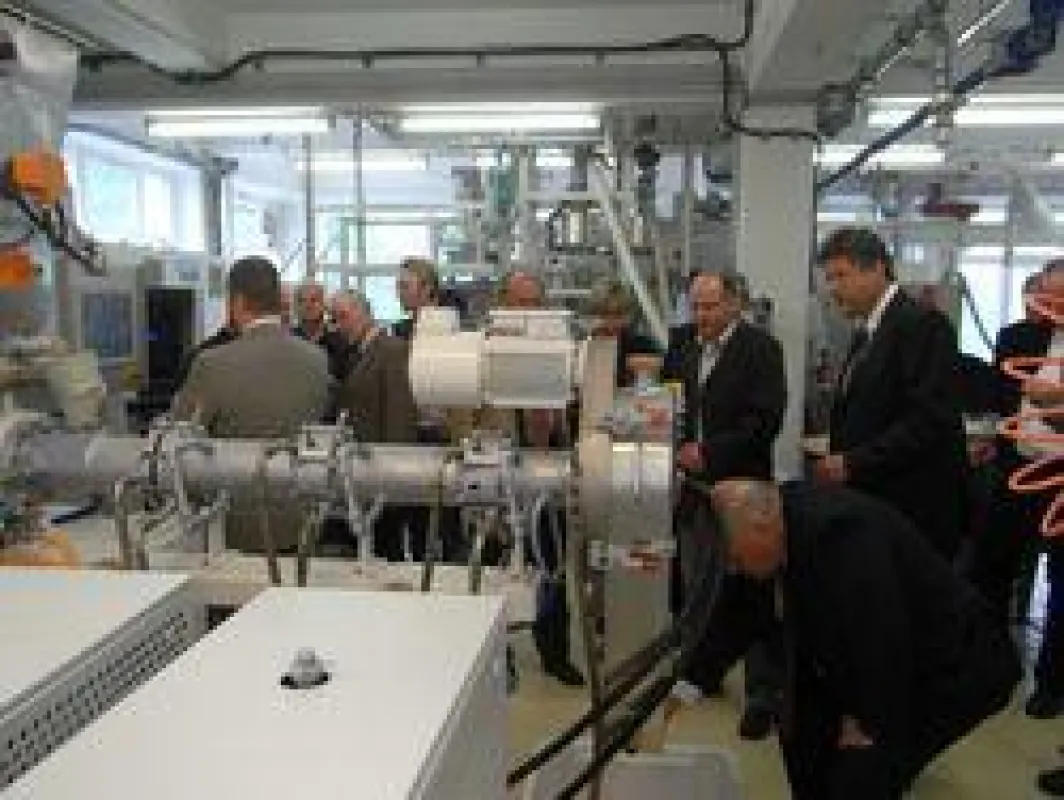 Gäste bei der feierlichen Einweihung des Extruders im ILU e.V.