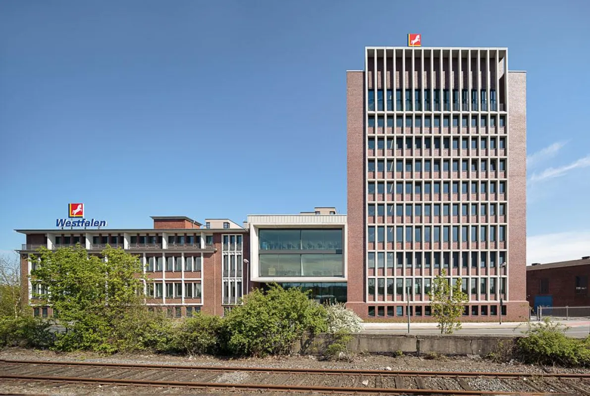 Der Westfalen Tower (re.) greift die traditionelle Formensprache des Altbaus (li.) auf.