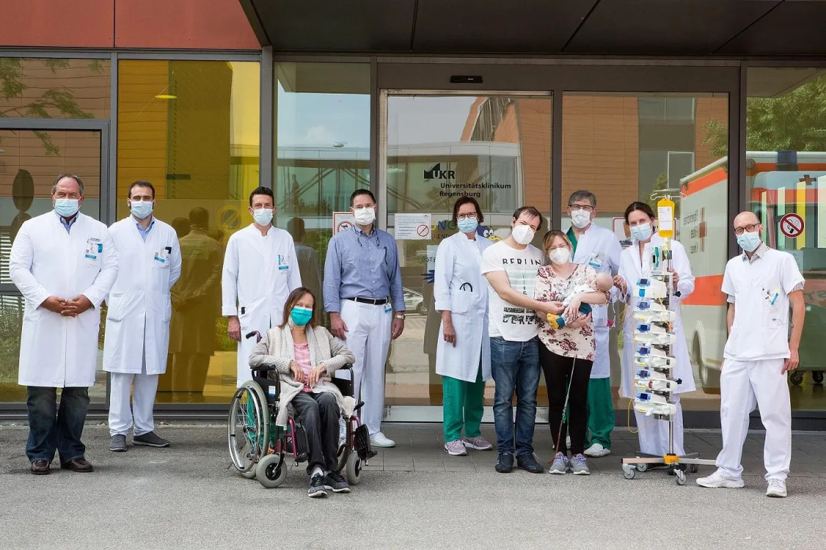 Das interdisziplinäre Team zusammen mit den beiden Patienten. Foto: UKR