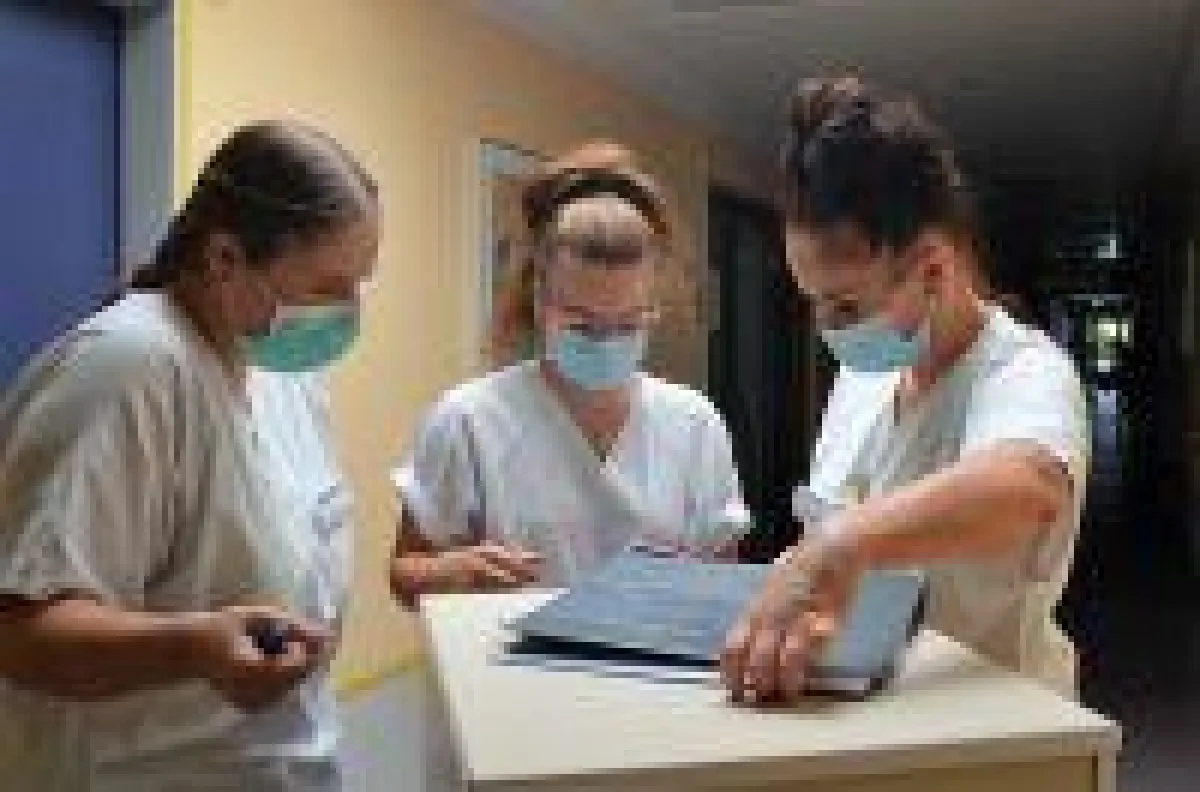 Pflegeschüler bereiten die Visite auf der Station vor.