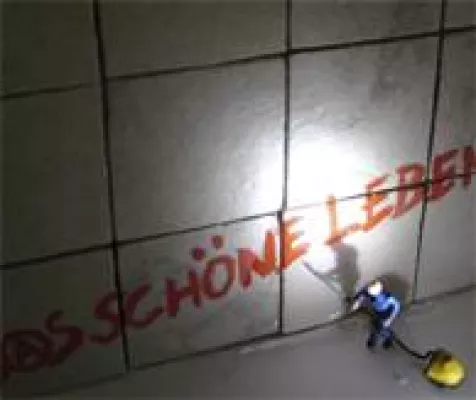 Bild: Juli in der Weserstraße - Installationen „1-Euro-Job“ und „Sportplatz“ von Peter Schmidt und Boris Musper