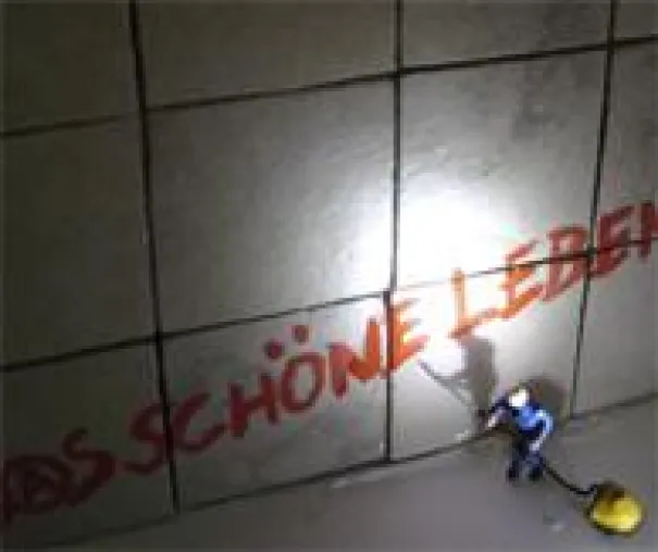 Juli in der Weserstraße - Installationen „1-Euro-Job“ und „Sportplatz“ von Peter Schmidt und Boris Musper Bild: Juli in der Weserstraße - Installationen „1-Euro-Job“ und „Sportplatz“ von Peter Schmidt und Boris Musper