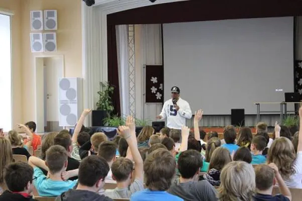 Suchtprävention mit Musiker „2schneidig“ an Münchner Hauptschule Bild: Suchtprävention mit Musiker „2schneidig“ an Münchner Hauptschule