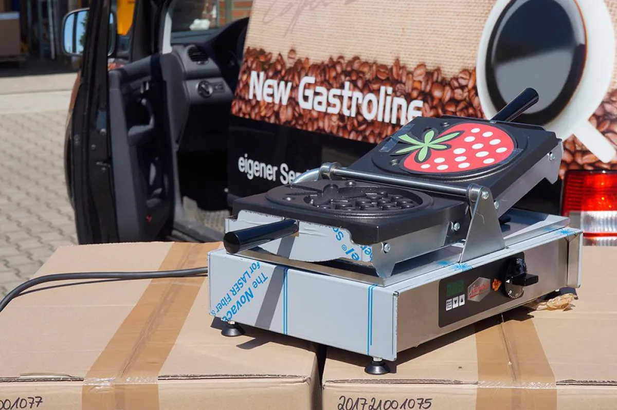 Exklusive Waffeleisen mit Erbeer-Backform (Foto: New Gastroline)