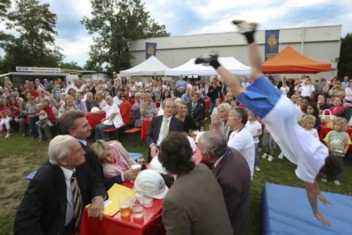 Spatenstich für neuen Sportplatz Bild: Spatenstich für neuen Sportplatz