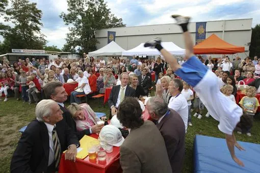 Bild: Spatenstich für neuen Sportplatz