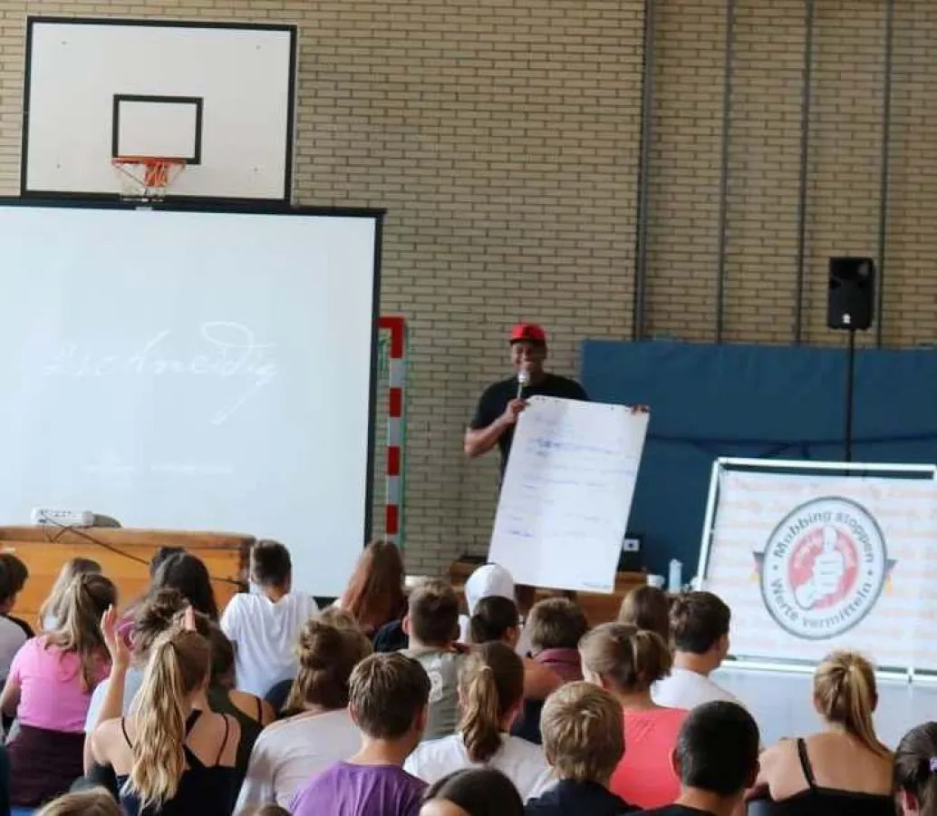 Wertecoach Martin Rietsch aka 2schneidig engagiert sich an Schulen gegen Rassismus und Mobbing