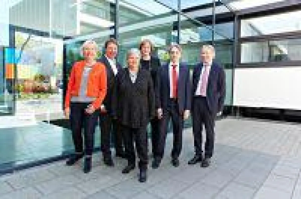 Strahlende Gesichter zum Digital Hub in Darmstadt, Vertreter aus Wissenschaft und Politik.