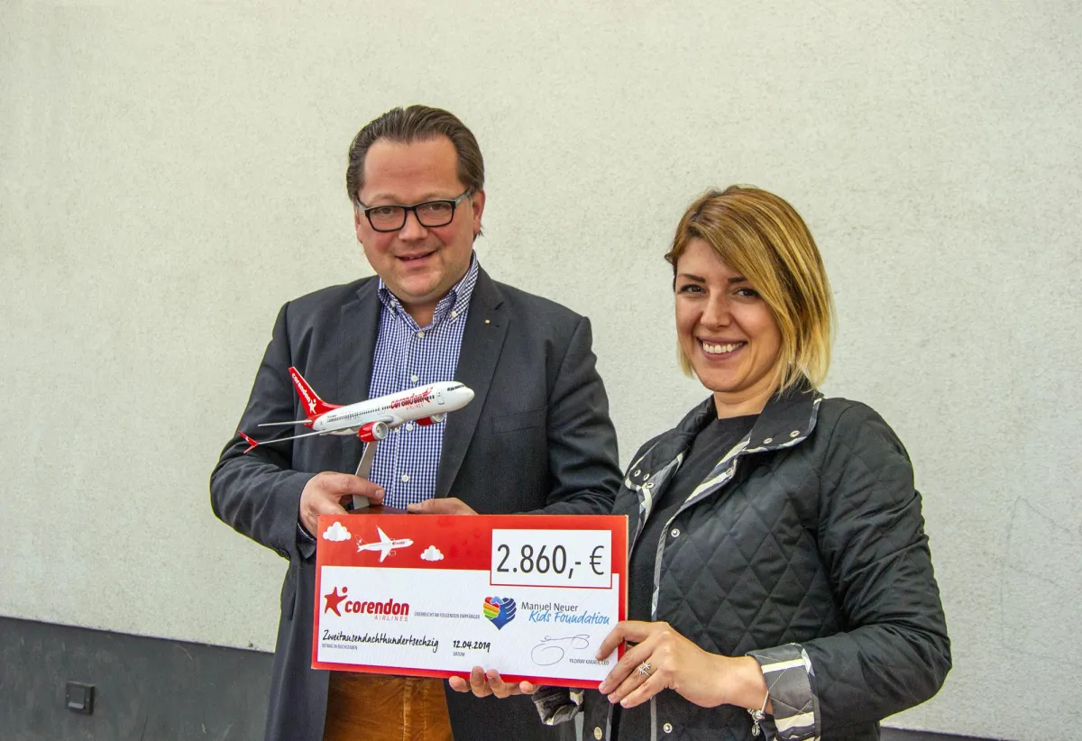 Communication Managerin Tugba Güner überreicht die Spende