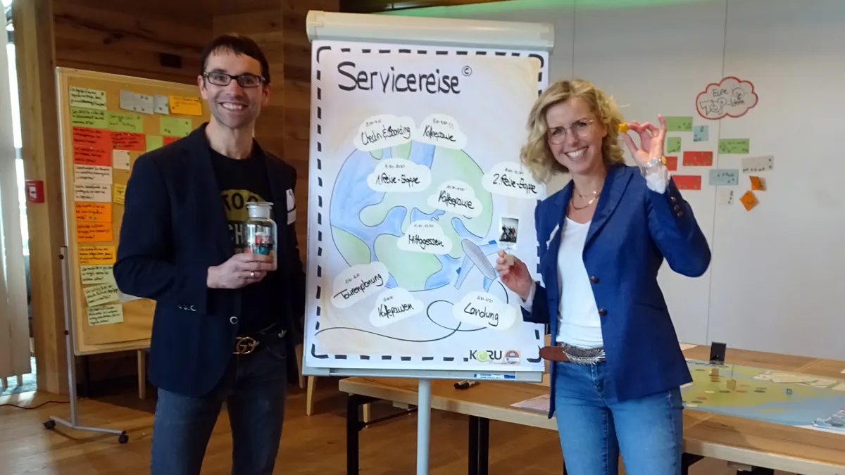 Michael Simmel geht mit seinem Team und Servicepilotin Tanja Herzig auf Servicereise© (© Tanja Herzig)