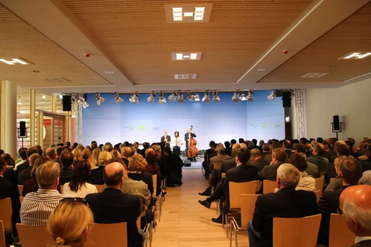 Bild: Bundeskanzlerin Dr. Angela Merkel weiht Naturerbe Zentrum Rügen ein