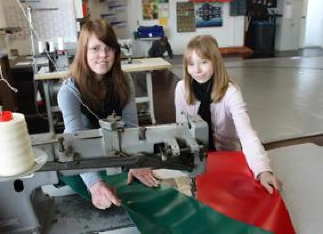Darleen Brand und Lisa Plagemann (v.l.) schnupperten während des Girls‘ Day hinter die Fassaden von Busche Zeltanlagen