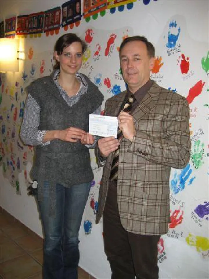 Britta Gerhard, Referentin für Öffentlichkeitsarbeit des Kinderhospiz Balthasar, freut sich über das Geburtstagsgeschenk von Frank Busche (Foto: Frank Busche).