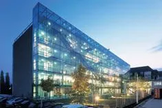 Bild: Deka Immobilien vermietet über AENGEVELT und BECHTOLSHEIM Bürofläche in Frankfurt