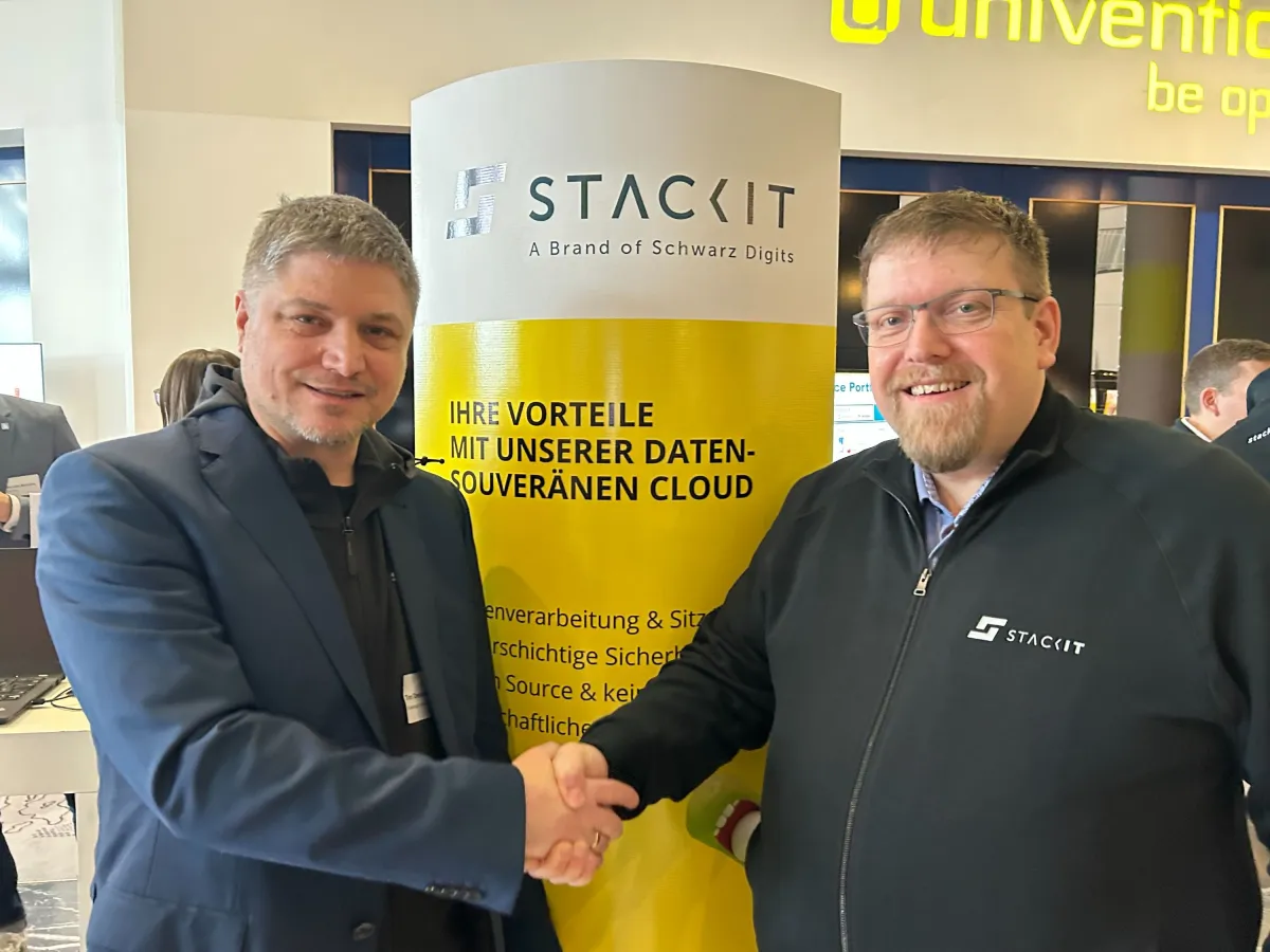 Tim Demann (links), Capalogic-Geschäftsführer, mit Christian Degen von STACKIT (© Capalogic)