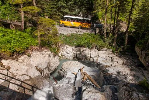 Bild: Mit dem Postauto on Tour