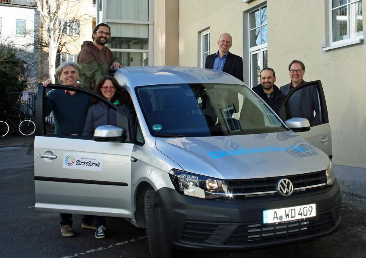 Vorstände, Asylsozialberater und Kümmerer des DWA freuen sich über Förderung der Glücksspirale.