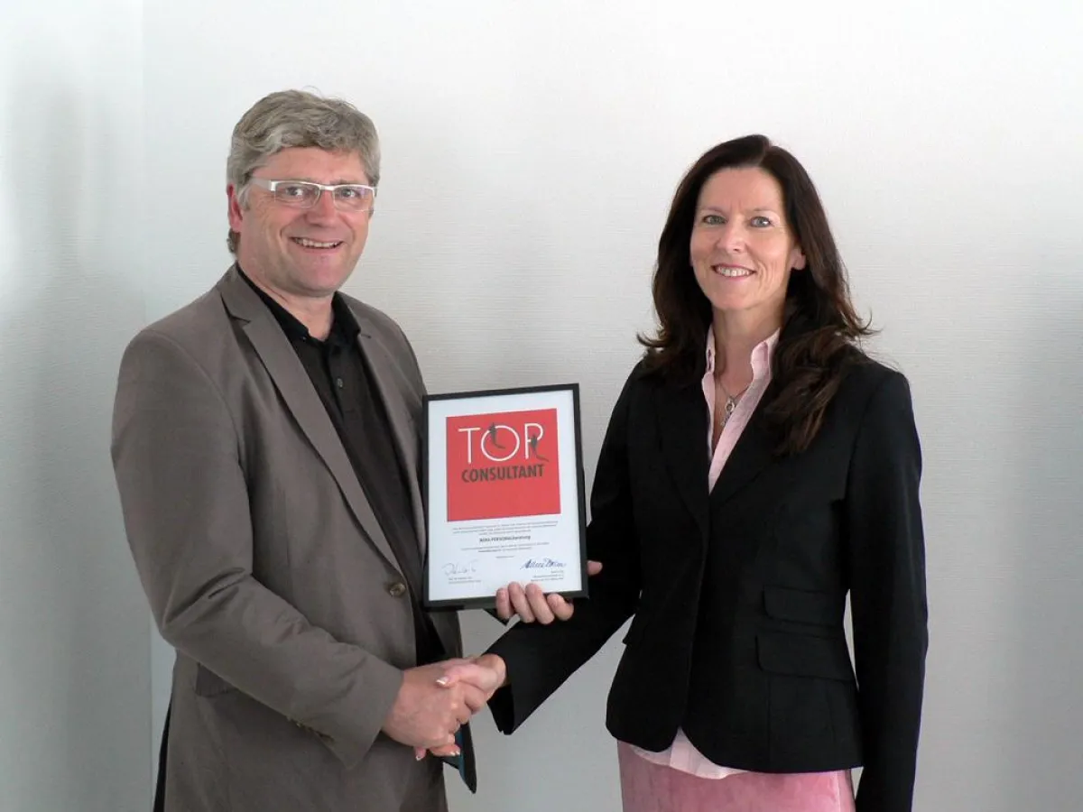 Bernd Rath und Annegret Leiss, Bereichsleiterin BERA Personalberatung (Bild: BERA)