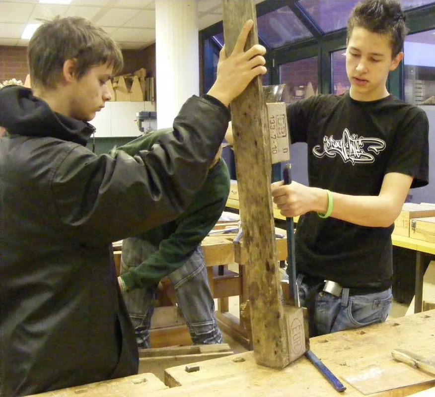 Kratzbaum-Schüler bei der Palettenreparatur