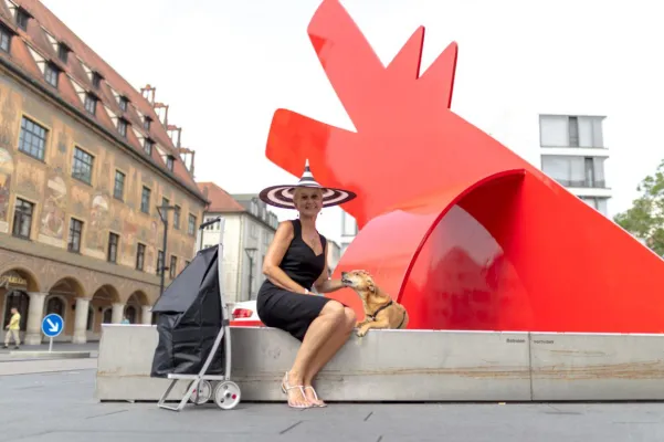 Bild: Personalshopper Sonja Grau/Mr. Big gratulieren "Red Dog" vor der Kunsthalle Weishaupt in Ulmer Farben