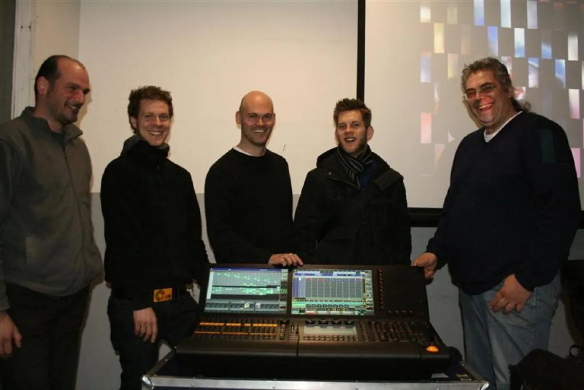 Übergabe der GrandMA2 light (v.l.n.r: Dirk Mech, Mirco Lange, Rainer de Vries und Sebastian Krumrey von Rentalmedia, ganz rechts: Michael Strathmann von MA Lighting International)