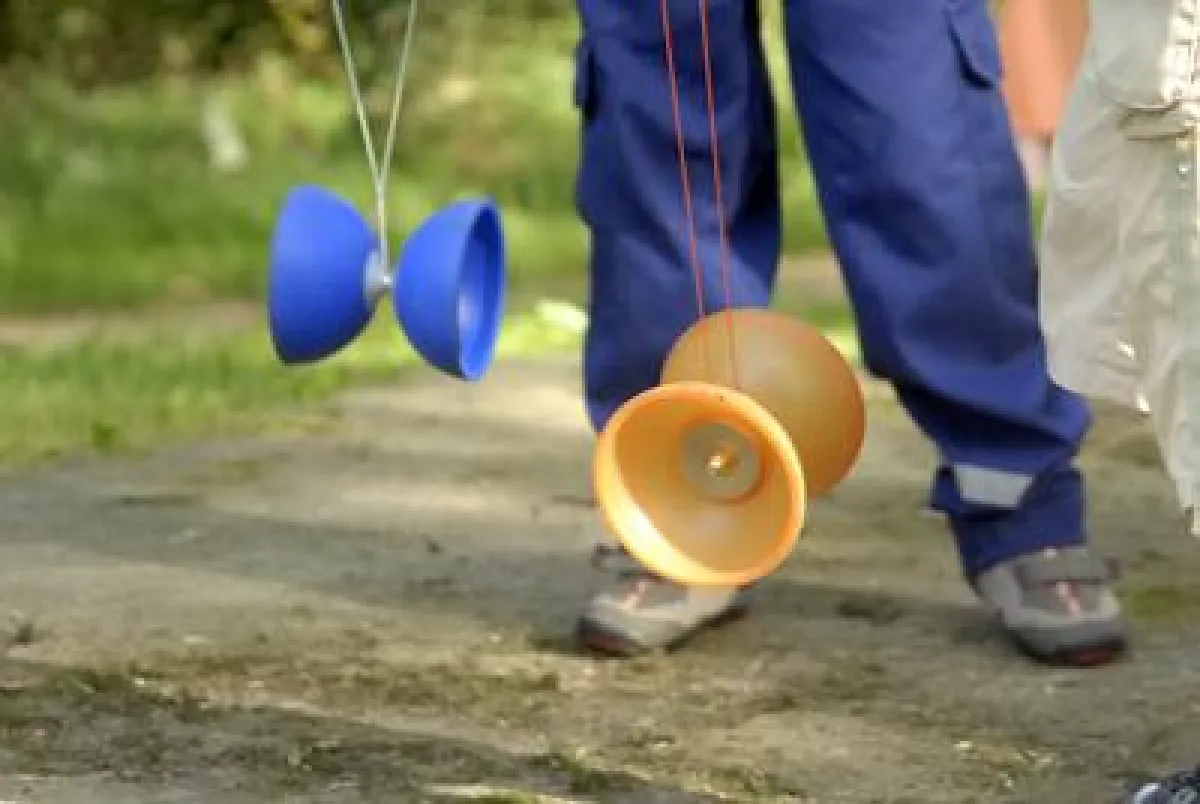 Einstieg am Diabolo: Meistens kann man schon nach kurzer Zeit einige kleine Tricks.