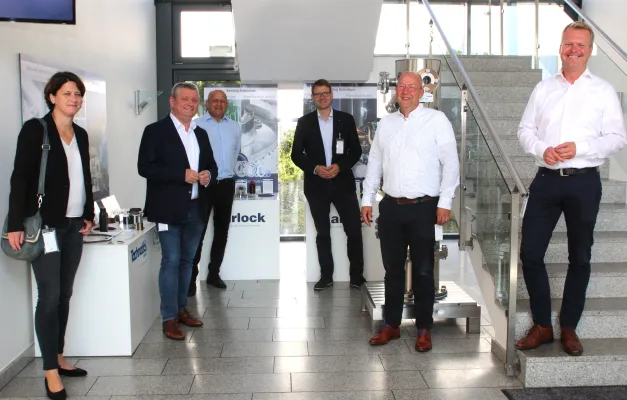 Bild: Die Garlock GmbH im Mittelpunkt eines Wirtschaftsbesuches von Stadt, Kreis und Bund. 