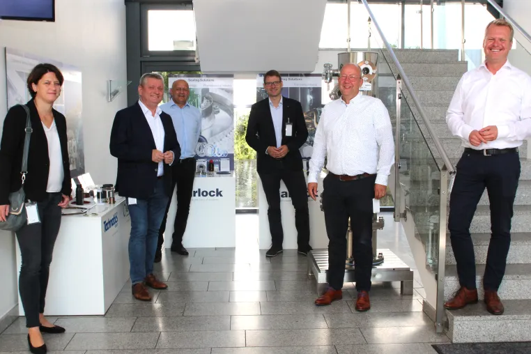 Bild: Die Garlock GmbH im Mittelpunkt eines Wirtschaftsbesuches von Stadt, Kreis und Bund. 