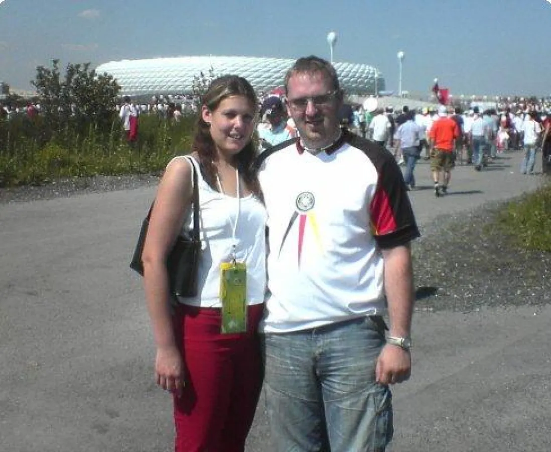 Melanie und René mit den gewonnenen Tickets vor dem WM-Stadion in München