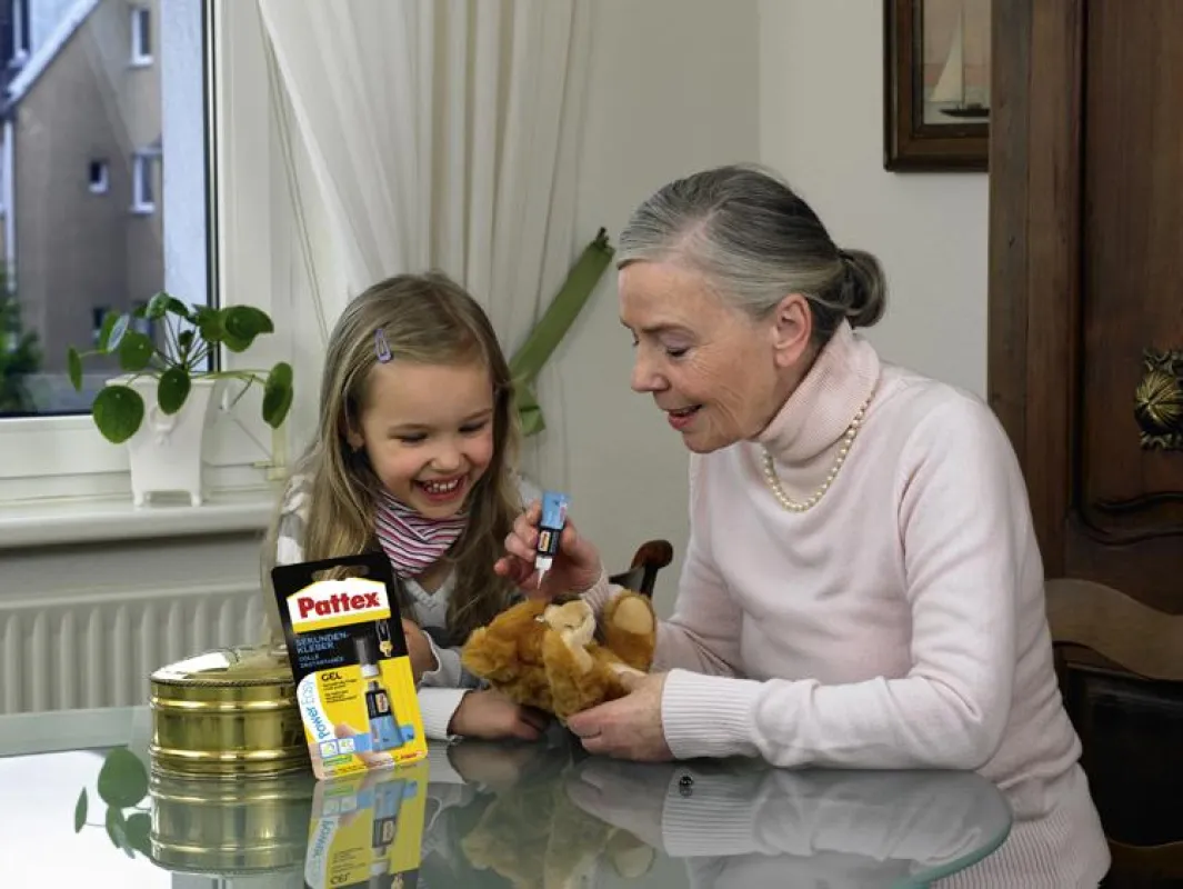 Teddy-?Operation? gelungen: Pattex Power Easy repariert schnell und zuverlässig. Foto: Henkel Pattex
