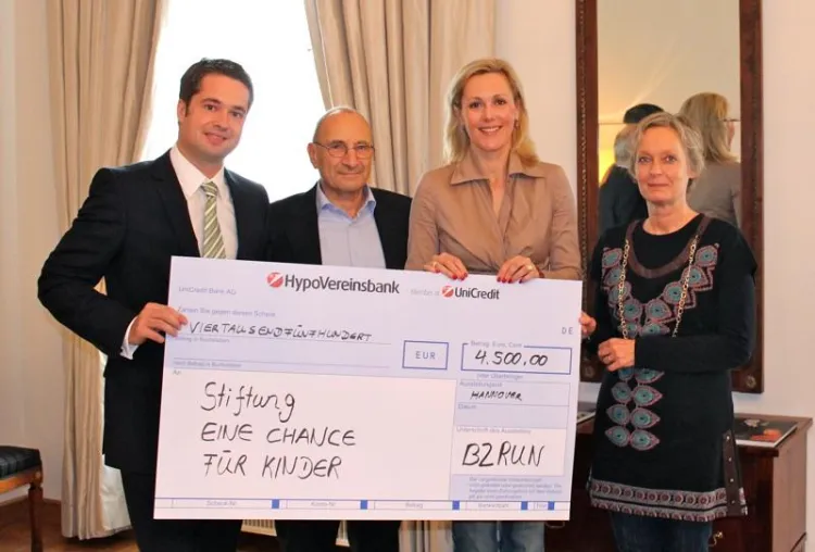 Bild: Zu Gast im Schloss Bellevue: B2RUN spendet 4.500 EUR an die Stiftung EINE CHANCE FÜR KINDER