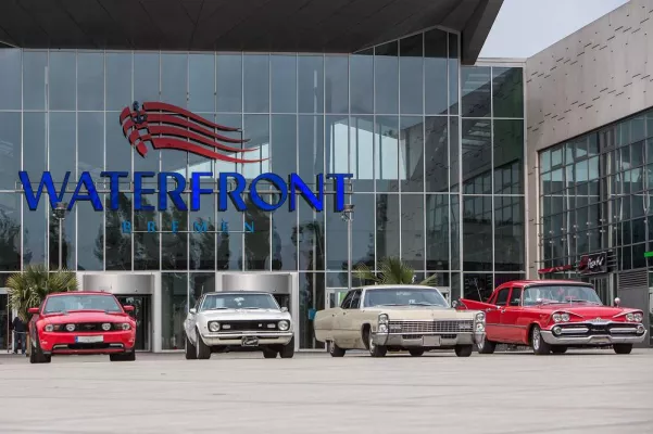 Ami-Karossen zieren Waterfront-Promenade Bild: Ami-Karossen zieren Waterfront-Promenade