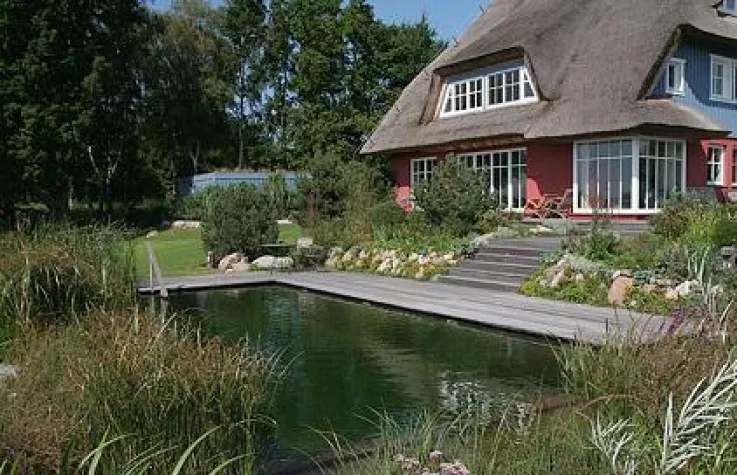 Bild: Tag des Swimmingteiches: Potsdamer Gärtner von Eden öffnet Garten und Pool in Markee bei Nauen